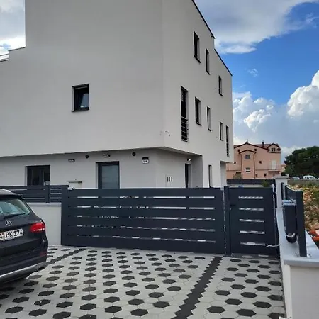 Villamia Heated Pool - Jacuzzi-10 Persons-boat Tours - Luxury Apartmán Srima